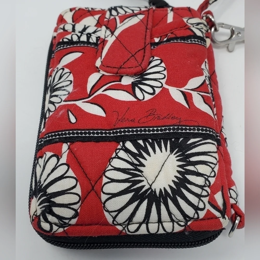 VERA BRADLEY CARRY IT ALL WRISTLET WALLET RED WHITE BLACK DECO DAISY QUILTED